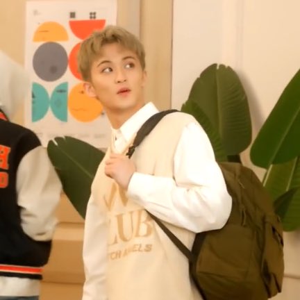 Ieemarkees's tweet photo. mark in junior year vs. senior year https://t.co/Qkk2zgFgmR