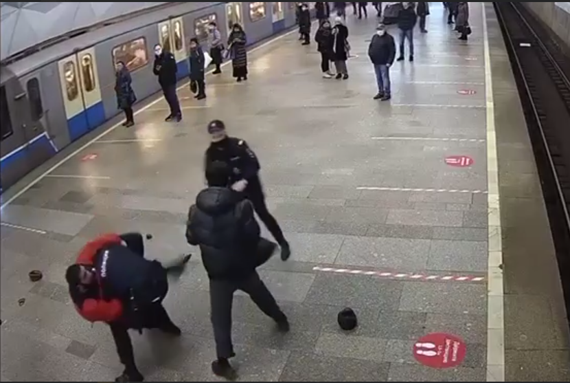 Двое в метро Двое в метро