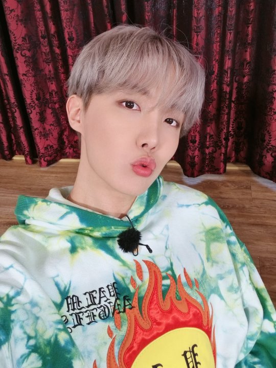 tashuarmy07's tweet photo. Happy Birthday hobi #jhope #jhopeDay #HOBIUARY #habiday 💜😚🥂 https://t.co/rQsamNaYiK