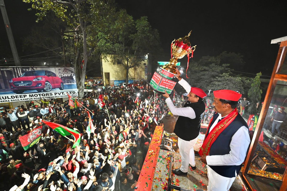 yadavakhilesh's tweet photo. बड़ों का आशीर्वाद और जनता का साथ… अबकी लेकर आएगा ऐतिहासिक बदलाव https://t.co/hzZcNHSJoK