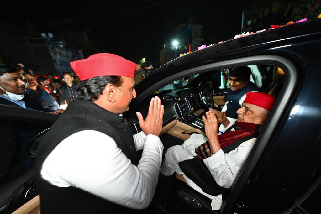 yadavakhilesh tweet picture