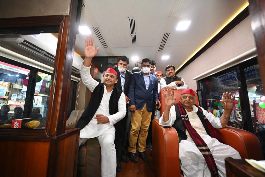 yadavakhilesh's tweet photo. बड़ों का आशीर्वाद और जनता का साथ… अबकी लेकर आएगा ऐतिहासिक बदलाव https://t.co/hzZcNHSJoK