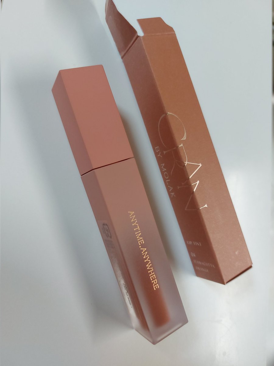 CRAN BY MOLAK BLOOM JELLY TINT
テラコッタオレンジ

みずみずしい塗り心地。
発色も良く、つやっとしたヘルシーな唇に。
マスクにもつきづらく、色もちも良かったです。ティントですが潤いが続くのも良かったです。

#リップティント #宮脇咲良
