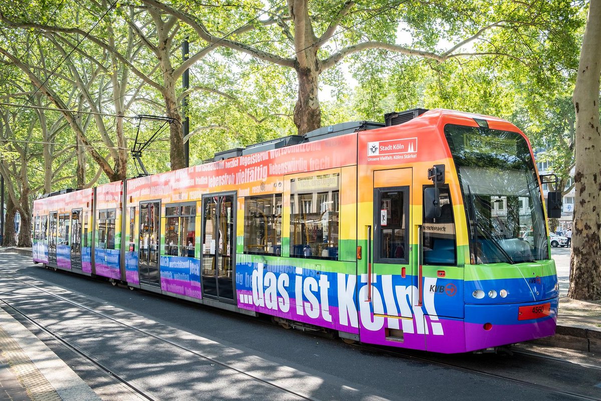 ReallifeBots's tweet photo. @sascha_m_k Ich finde die Regenbogen Bahn in Köln mega https://t.co/OWvxkhaOVC