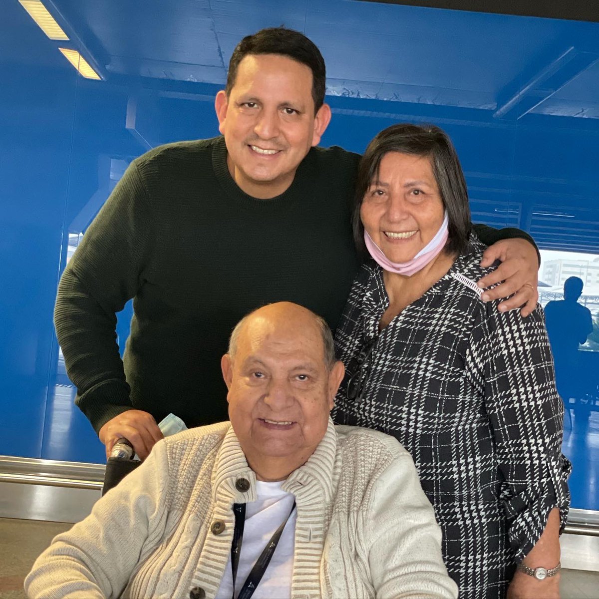 rbullon's tweet photo. Chegamos ao Brasil.Foram 45 dias de batalha que chegam ao fim com um abraço carinhoso de minha mãe. Obrigado a todos pelas orações e por todo o amor de vocês. Hoje meu pai dorme na casa dele!!  Deus é bom, ou como diz nossa música predileta da viagem: Deus é maior!!! https://t.co/th3nR51zUH