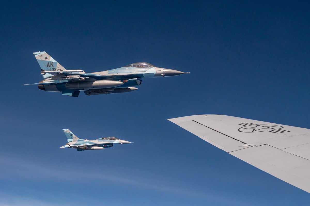 Defense_Imagery's tweet photo. Feb. 16, 2022: USAF F-16 Fighting Falcons assigned to the 18th Aggressor Squadron fly over the Pacific Ocean in support of Cope North 22. (USAF photo, Airman 1st Class Yosselin Perla) #usaf #aggressors #f16 #copenorth #copenorth22 https://t.co/ZXpjQChGmn
