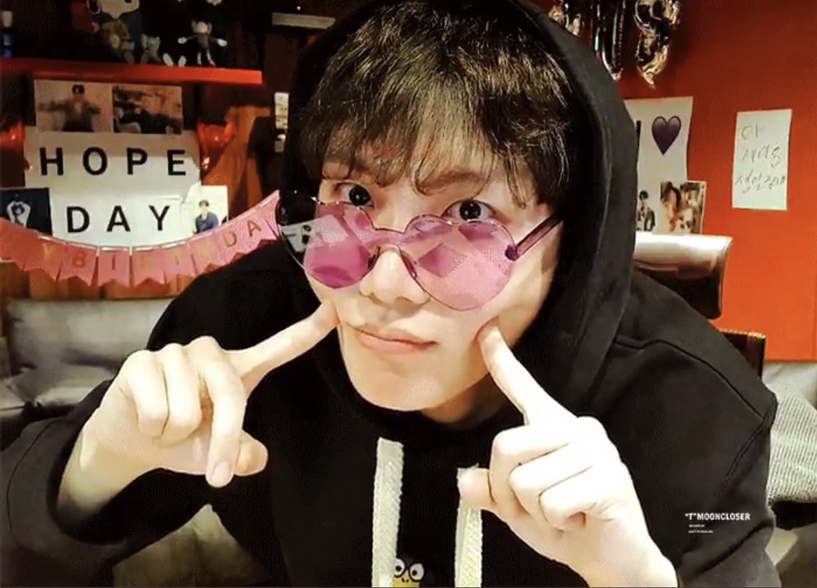 sjyluvrr's tweet photo. i'm so happy to celebrate jhope's birthday with you all bffs! HAPPY HOBI DAY <3 https://t.co/OanHsRGCVc