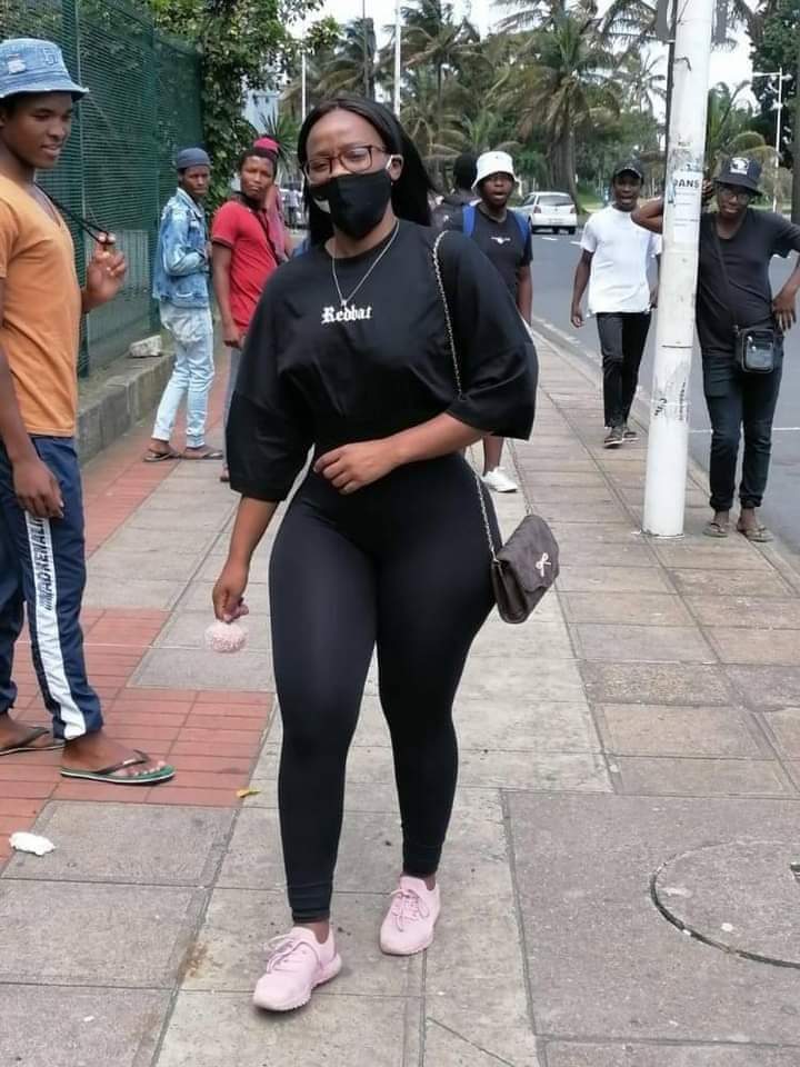 This must be one of the most uncomfortable situations for ladies. They even forget their walk😭😭🚩