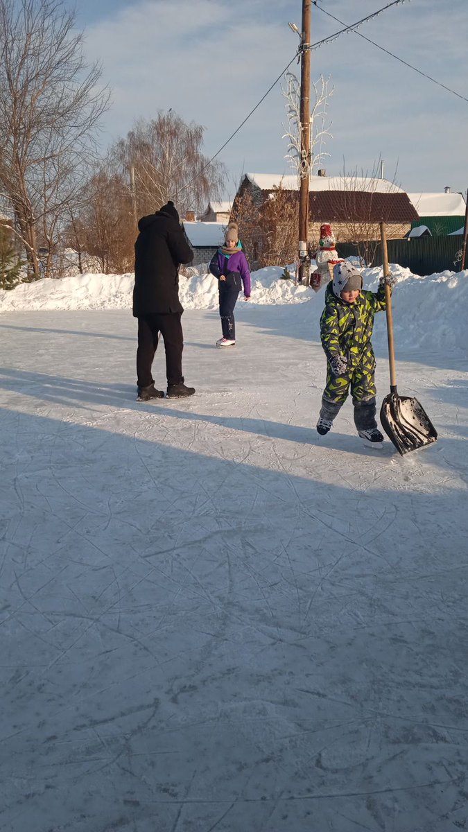 <a href="/k2zPelueXykZMAZ/">Елена</a> <a href="/Rudakov_i_a/">Рудаков Игорь Александрович</a> Доброе утро🙂🙂А вам,Елена, спасибо огромное за помощь в расчистке каточка🙂👍Здорово что есть такие соседи как вы, готовые всегда прийти на помощь👍Наш карточек не большой,но я уверена он приносит много пользы.Люди приходят семьями,кто не стоял 10 лет на коньках и те катаются🙂