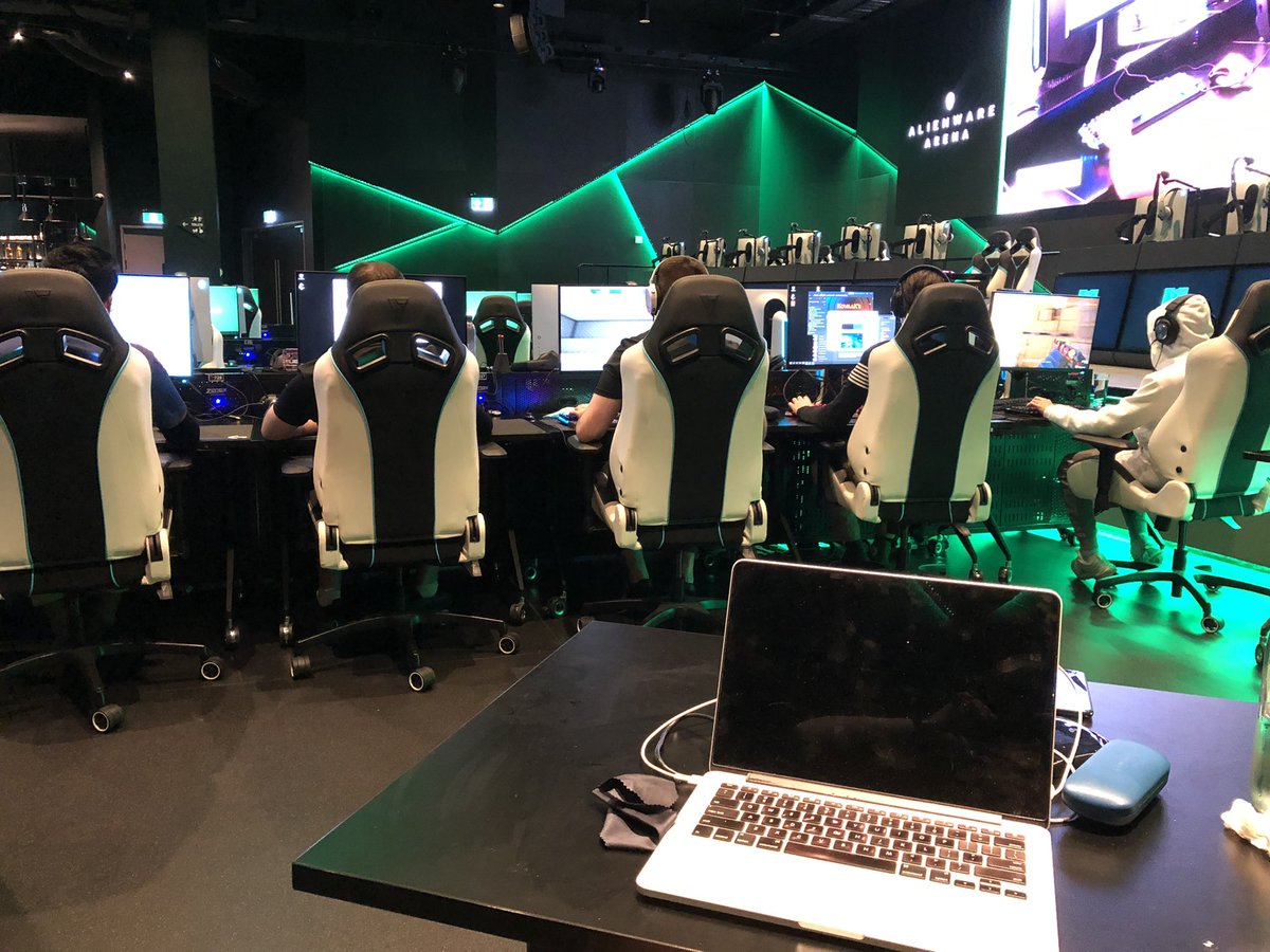 Cable management looks a bit worse for wear that side, but from where I am sitting, it’s all good.
Let’s go <a href="/8ballersEsports/">8ballers</a> !