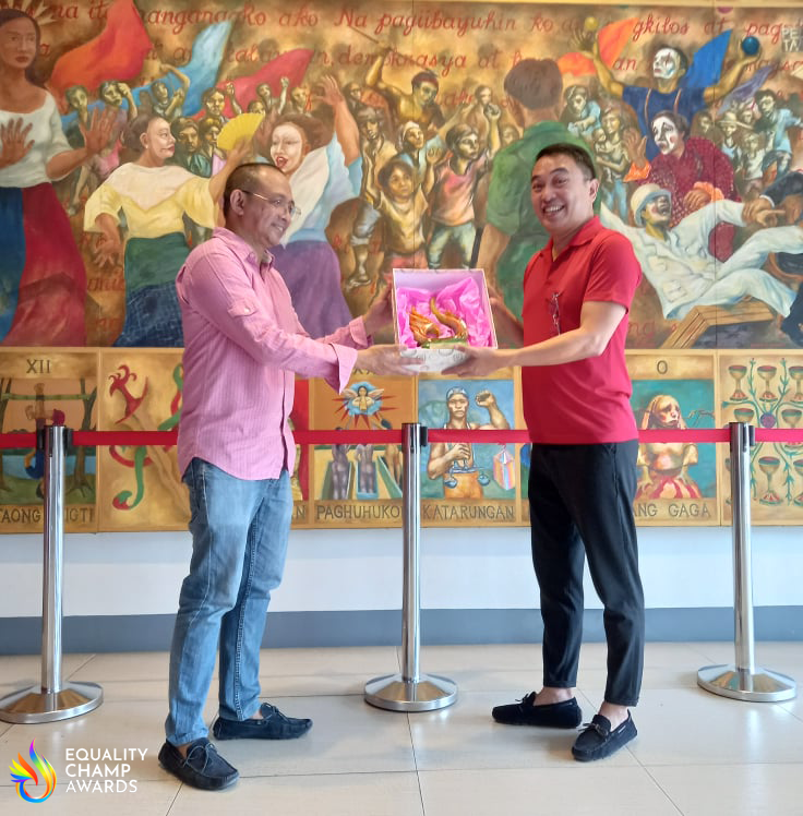 eqchampawards's tweet photo. Community advocates presented the Equality Champ Award to awardees who could not attend the Awards Night. Cebu City Councilor Alvin Dizon, UP Press director J. Neil Garcia and @petatheater completed the roster of our 2022 Equality Champs.

#EqualityChampAwards
#SOGIEEqualityNow https://t.co/k8N0HETbG7