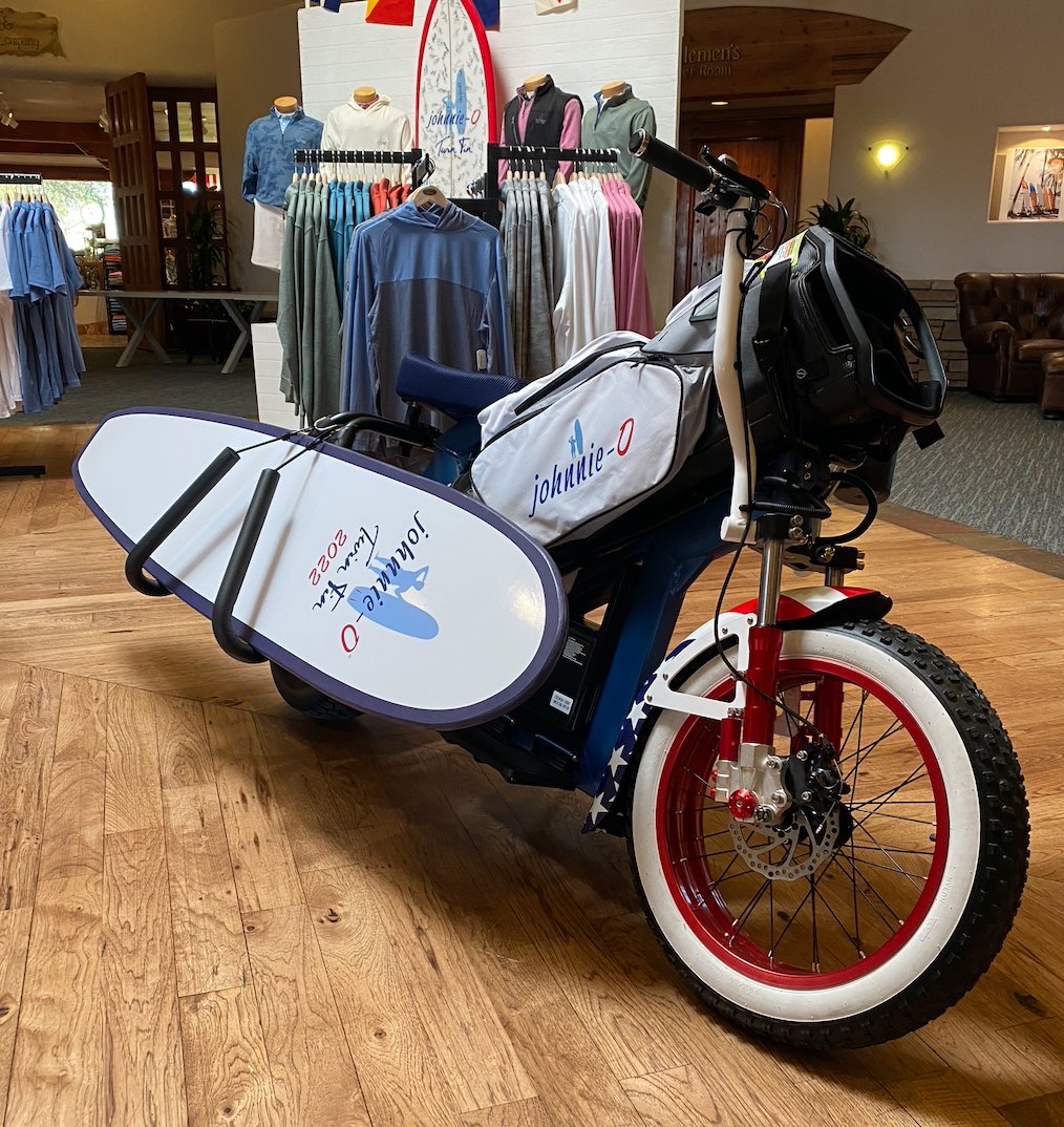 FinnScooters's tweet photo. Greetings from Grayhawk Golf Club in beautiful Scottsdale, AZ! 👋 We are sponsoring the Johnnie-O Twin Fin.
What do you think of these custom Cycles we made for the event? 😍 @johnnie-O #FinnCycles #CustomCycle https://t.co/xXQwi3H1Lx