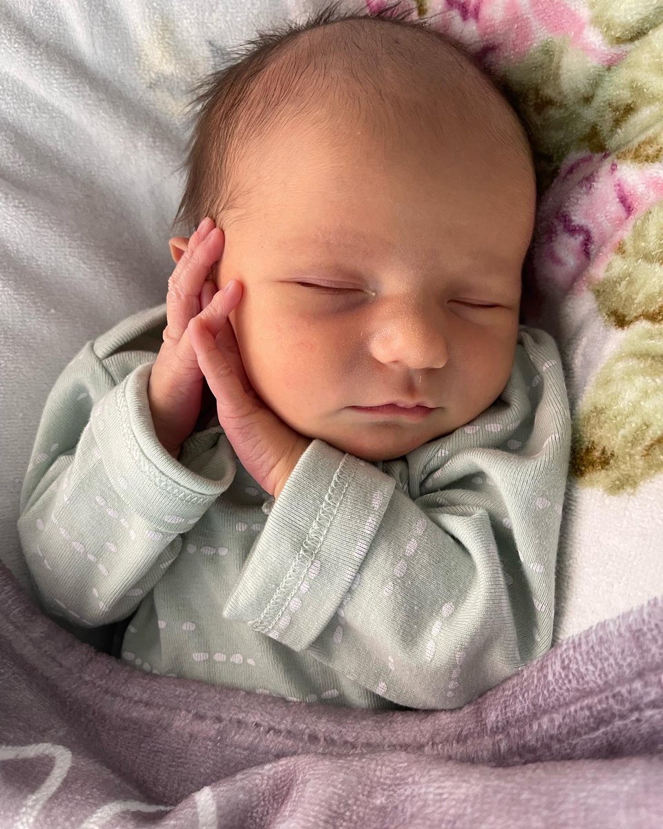 agrapp_3's tweet photo. Olivia Kay
Born 2/2/22 @ 3:34AM
6 lbs. 14 oz.
19 3/4 in. long

My favorite title to date, Mom. 💜 https://t.co/eXEpllS03B