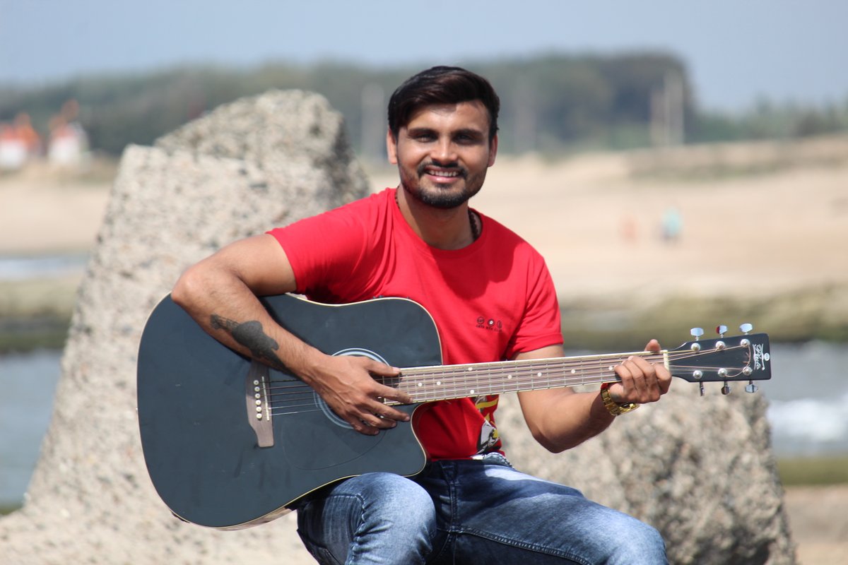Hemantjoshi_'s tweet photo. समुन्दर से ज्यादा गहराई यदि कहीं और है तो वो बस सुरों के भीतर।
.
.
.
#hemantjoshi #playblacksinger #Performer #entertainer #youtuber https://t.co/YKTnAp8P1p