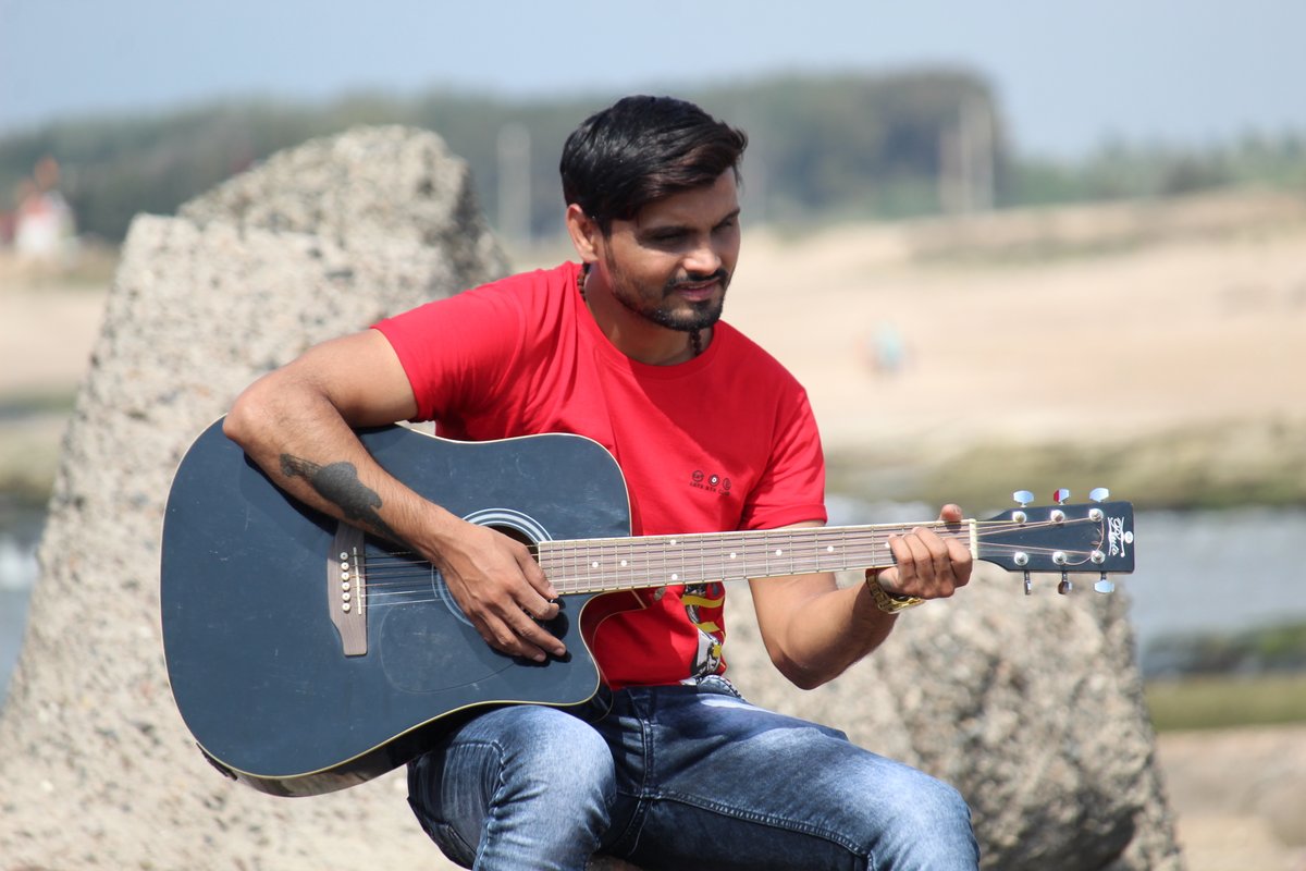 Hemantjoshi_'s tweet photo. समुन्दर से ज्यादा गहराई यदि कहीं और है तो वो बस सुरों के भीतर।
.
.
.
#hemantjoshi #playblacksinger #Performer #entertainer #youtuber https://t.co/YKTnAp8P1p