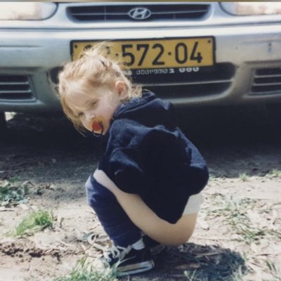 העליתי ציוץ אחד שקשור לסקס ומאז אני מקבלת הודעות מגברים בני חמישים אז כדי להבהיר שאני לא צייצנית מין או מה שזה לא יהיה הנה תמונה שלי בת שנה מחרבנת ✨