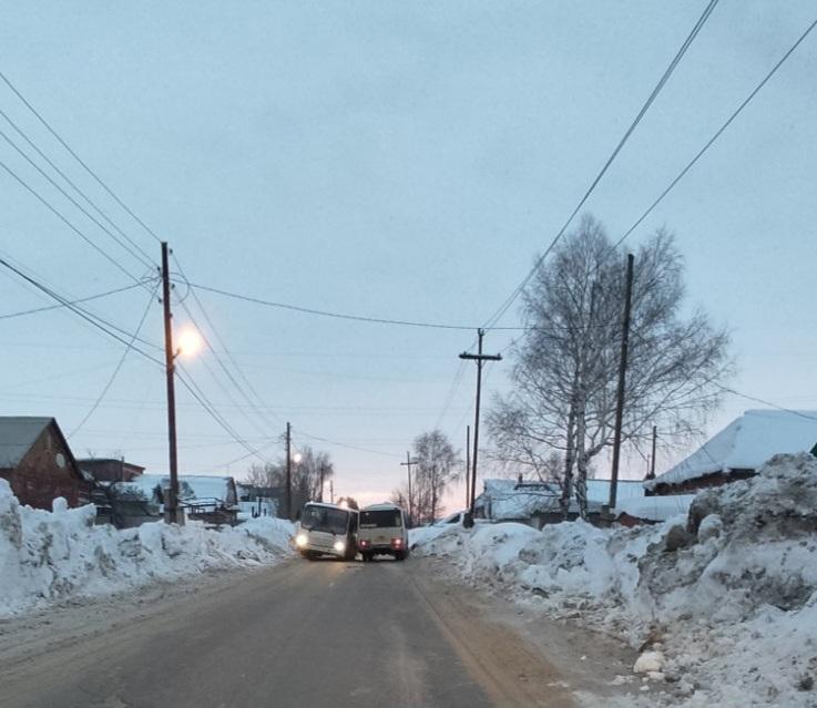 <a href="/DepGorHozSamara/">Департамент ГХиЭ</a>, <a href="/OOO_Kedr_1/">ООО Кедр-1</a> ул. Транзитная и А.Невского, в рамках движения общественного транспорта, в критическом состоянии. Скоро зеркал на оставшихся автобусах не останется.
<a href="/Rudakov_i_a/">Рудаков Игорь Александрович</a> <a href="/TOS_Zybchaninov/">Зубчаниновка (Кировский район)</a>