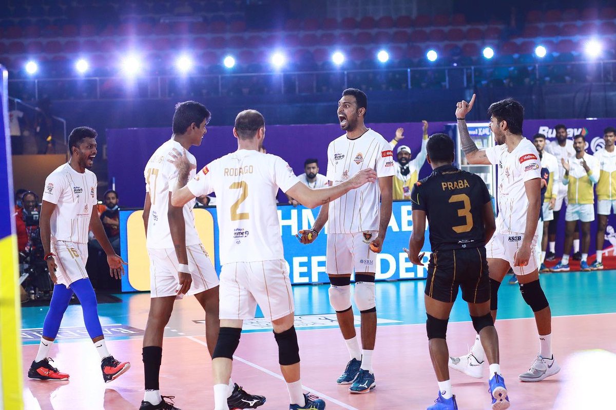Amd_Defenders's tweet photo. 📸from last night🔥

#AMDvBTS
#DamdaarDefenders #Ahmedabad #AhmedabadDefenders #PrimeVolley #aapnuahmedabad

@PrimeVolley https://t.co/0GF7CZptO6