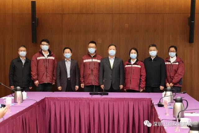 17日下晝，內地支援香港抗疫流行病學專家組抵達香港。
抵港後，內地專家組將與特區政府流行病學專家工作小組進行對接，介紹內地防控奧密克戎變異病毒株嘅掂經驗，並對香港嘅病毒檢測、隔離檢疫、個案流調及追蹤、環境調查等防疫抗疫工作進行全面考察和指導。
