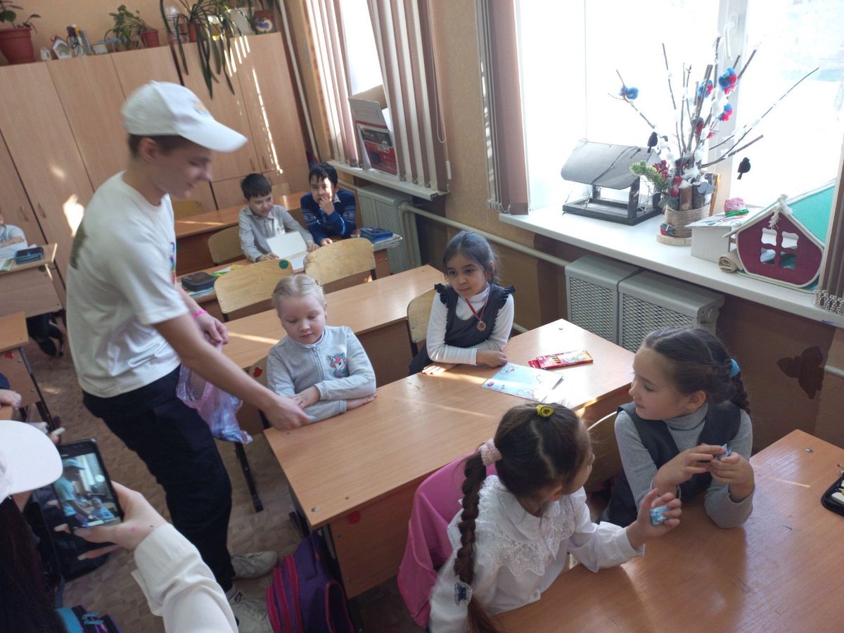 school96samara's tweet photo. Волонтерский отряд «Ветер перемен» провёл акцию «Доброе дело от доброго сердца» за участие  в которой все участники получили сладкие призы https://t.co/ZQ8ShFEvhH
