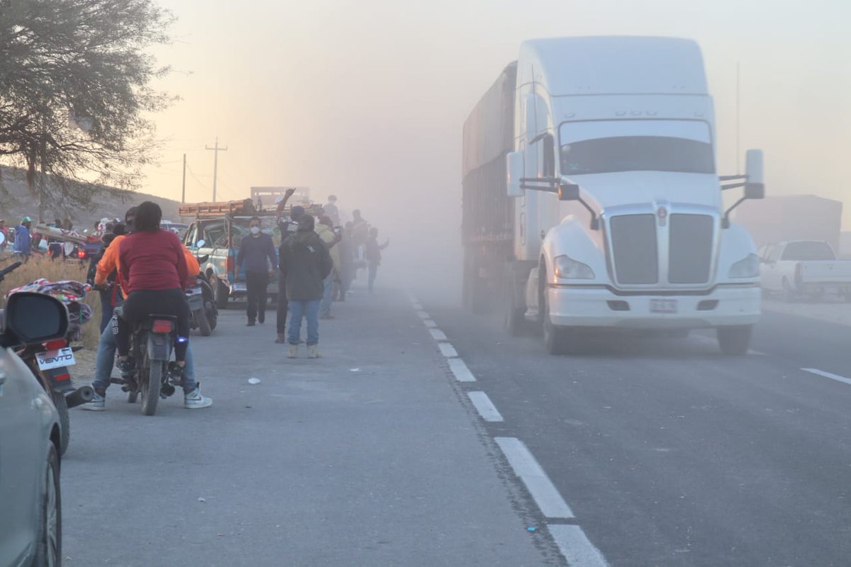 Armado_Azpeitia's tweet photo. Tras acuerdos con el gobierno del Estado y de 3 días de bloqueo carretero  por demandas incumplidas con el gobierno estatal 4 comunidades de  Xuchitlán del municipio de San Salvador y una Chilcuautla desbloquean una carretera federal y una estatal.
"Triunfo popular" https://t.co/bUuk3YRaez