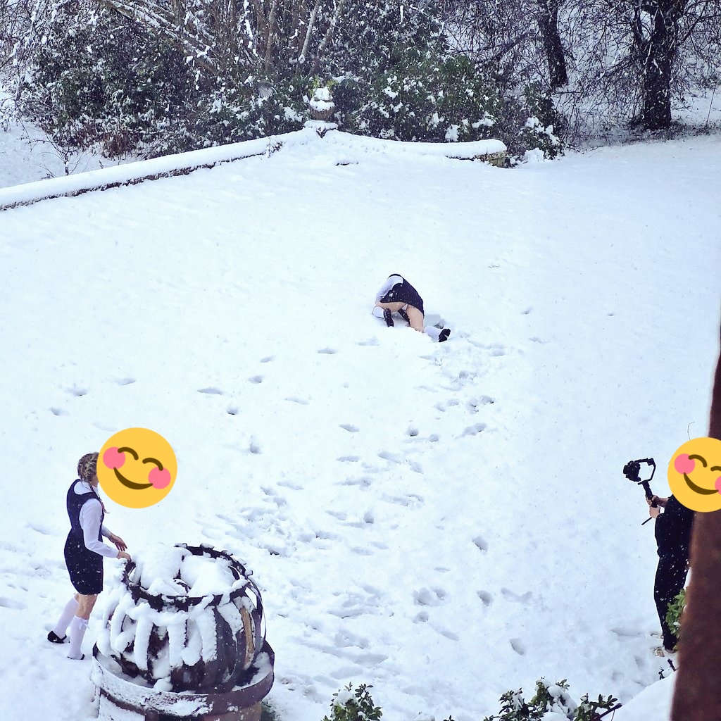 nectarine_naomi's tweet photo. @Kick_prod hard at work, @thelilprincessa tasting the snow. https://t.co/klqfutgoSS