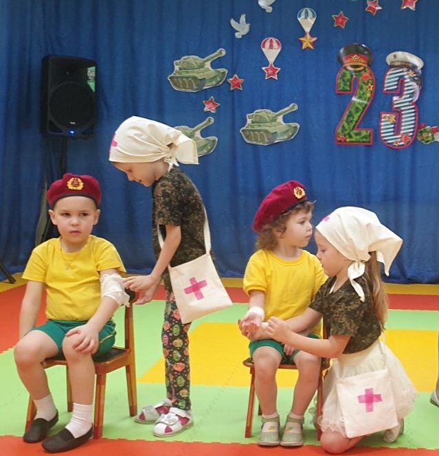 Трубы громкие поют –
Нашей Армии салют!
В космос корабли плывут –
Нашей Армии салют!
На планете мир и труд –
Нашей Армии салют!

Под таким девизом в нашем детском саду прошел музыкально-спортивный праздник, посвященный Дню защитника Отечества.