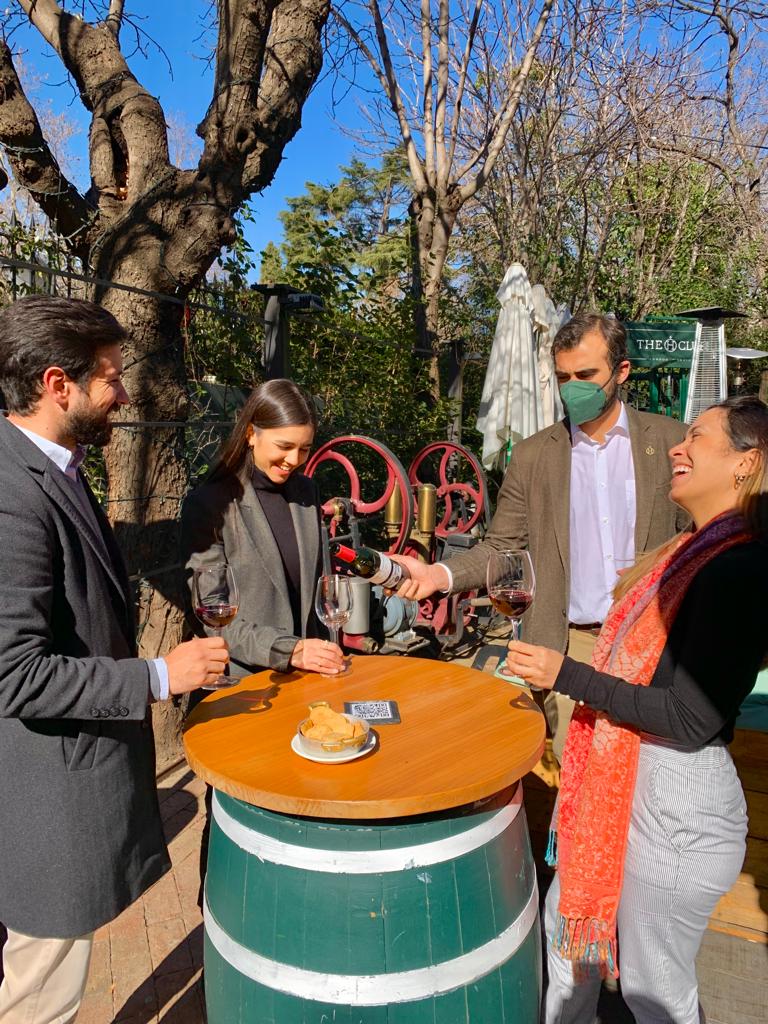 El momento de descorchar la botella es único 🍾

El aroma, la textura, el color, esa sensación en el paladar, y, sobre todo, la compañía con la que vas a disfrutar de un vino de calidad.

Y tú... ¿con quién disfrutarías de un excelente vino?

#rioja #riojawine #riojawines