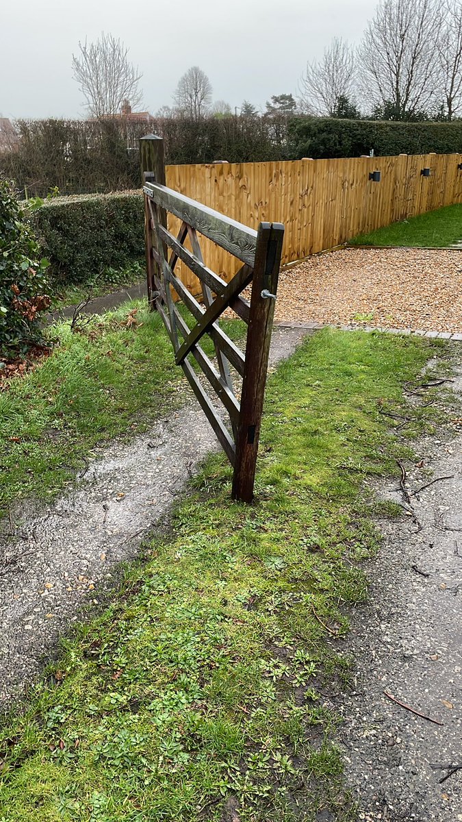 BREAKING NEWS <a href="/mrjamesob/">James O'Brien</a> the wind partially closed my gate in the north. Will keep you updated #StormEunice