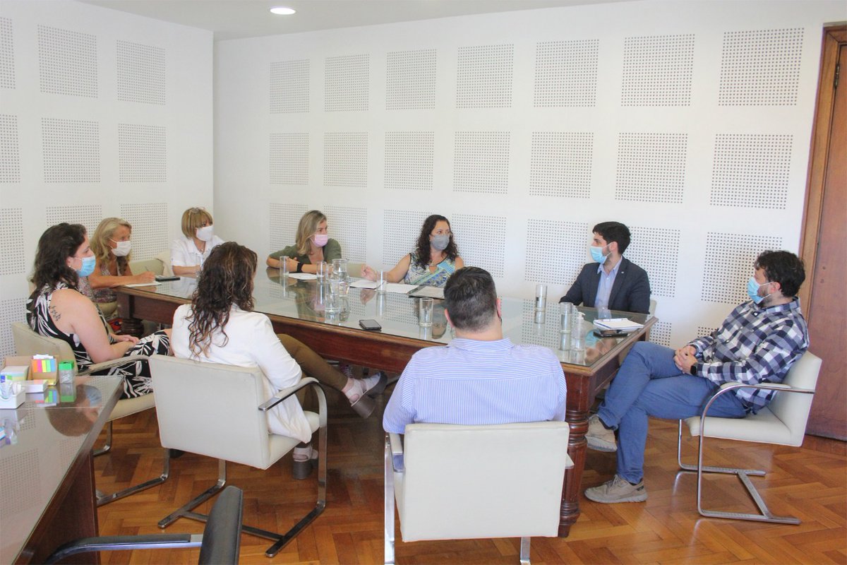 🏥💊 | #InfoRED92 | #Salud | #Cáncer |

Firman un convenio para mejorar la entrega de medicamentos del Banco de Drogas oncológicas

Autoridades del @msalnacion se reunieron con representantes de 91 organizaciones que trabajan con pacientes oncológicos.

red92.com/n41344