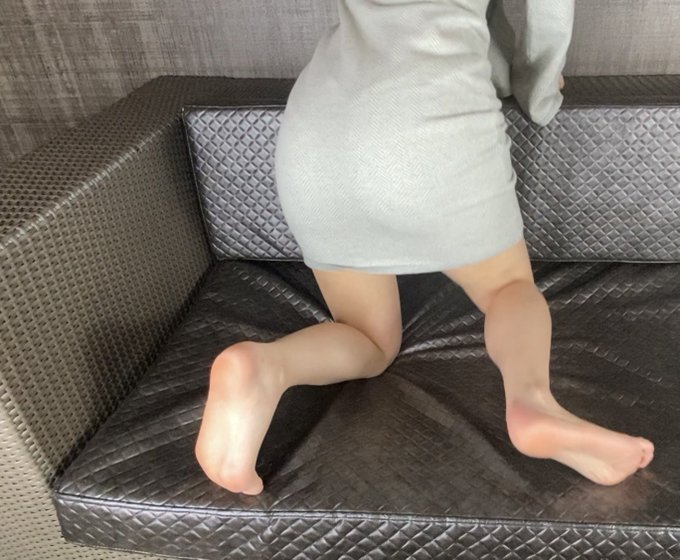 おちり🍑 この服、タイトすぎてお尻の形が丸見えな気がするのは、気のせい？？🤣🤣🤣 https://t.co/E5LZ46n9Bw