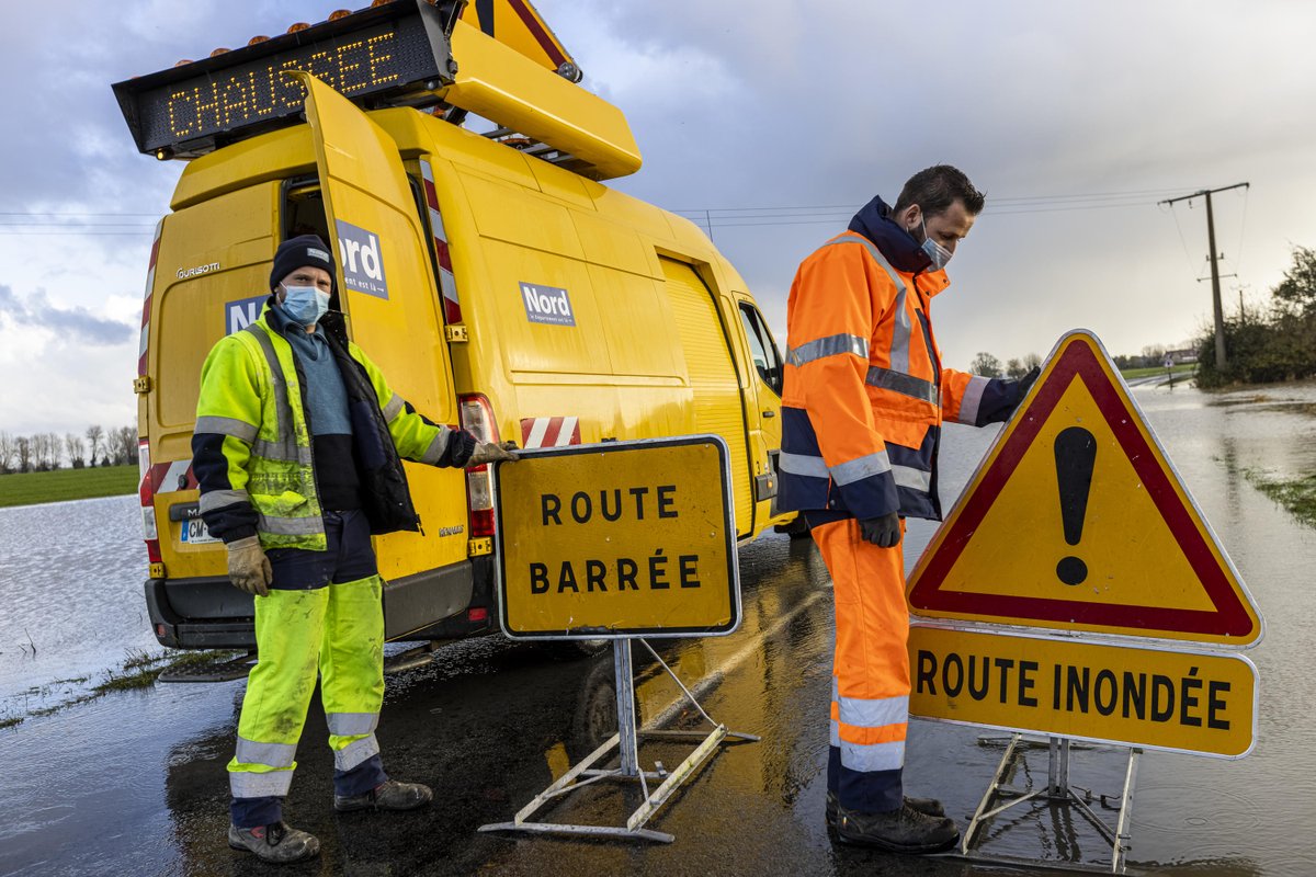 departement59's tweet image. ⚠️ Tempête #Eunice : les équipes de la voirie départementale sont prêtes à intervenir à travers le Nord. 

Suivez les conseils du @prefet59 : ne vous rendez pas en bord de mer, ni en forêt, reportez vos déplacements. #vigilanceOrange #ventViolent