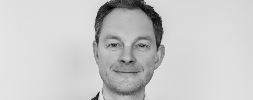 Nederland is verslaafd aan #sparen en vermogensopbouw, stelt econoom <a href="/BezemerDirk/">Dirk Bezemer</a> in gesprek met Bas Mesters. Dat moet anders, want deze doorgeschoten honger naar #geld maakt de #woningmarkt en #arbeidsmarkt onveilig. Luister hier naar hun gesprek: open.spotify.com/episode/57Xm2f…