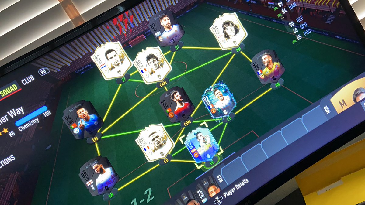 Smiid_'s tweet photo. @EAFIFADirect why are half my special cards black &amp; ‘not found’? https://t.co/OWSn20frQd