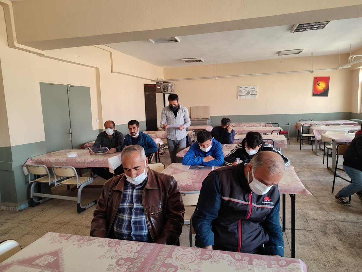 AzlagCesur's tweet photo. 8.sinif öğrencilerimizin Velileriyle bir araya gelip 2. Dönem Veli toplantımızı gerçekleştirdik..@mardinilmem @artukluilcemem @Murat69_Demir @mehmeteminduya1 @AzlagCesur https://t.co/OjvKG44ey9