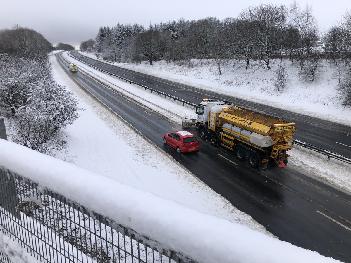 Godden78's tweet photo. Gritter on the M90 near Glenfarg @BBCScotlandNews https://t.co/1SUM3DfTsL