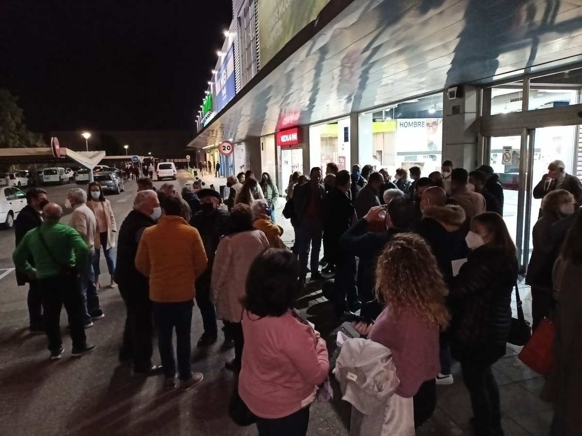 pcacordoba's tweet photo. Anoche vibramos en el estreno de #PariasDeLaTierra, sentimos orgullo de nuestro Partido, del @elpce, así como de la presencia de @EnriqueSantiago entre nosotras
#HayPartido
#OrgulloDePartido
#SomosComunistas ✊ https://t.co/adkBKc6dhz
