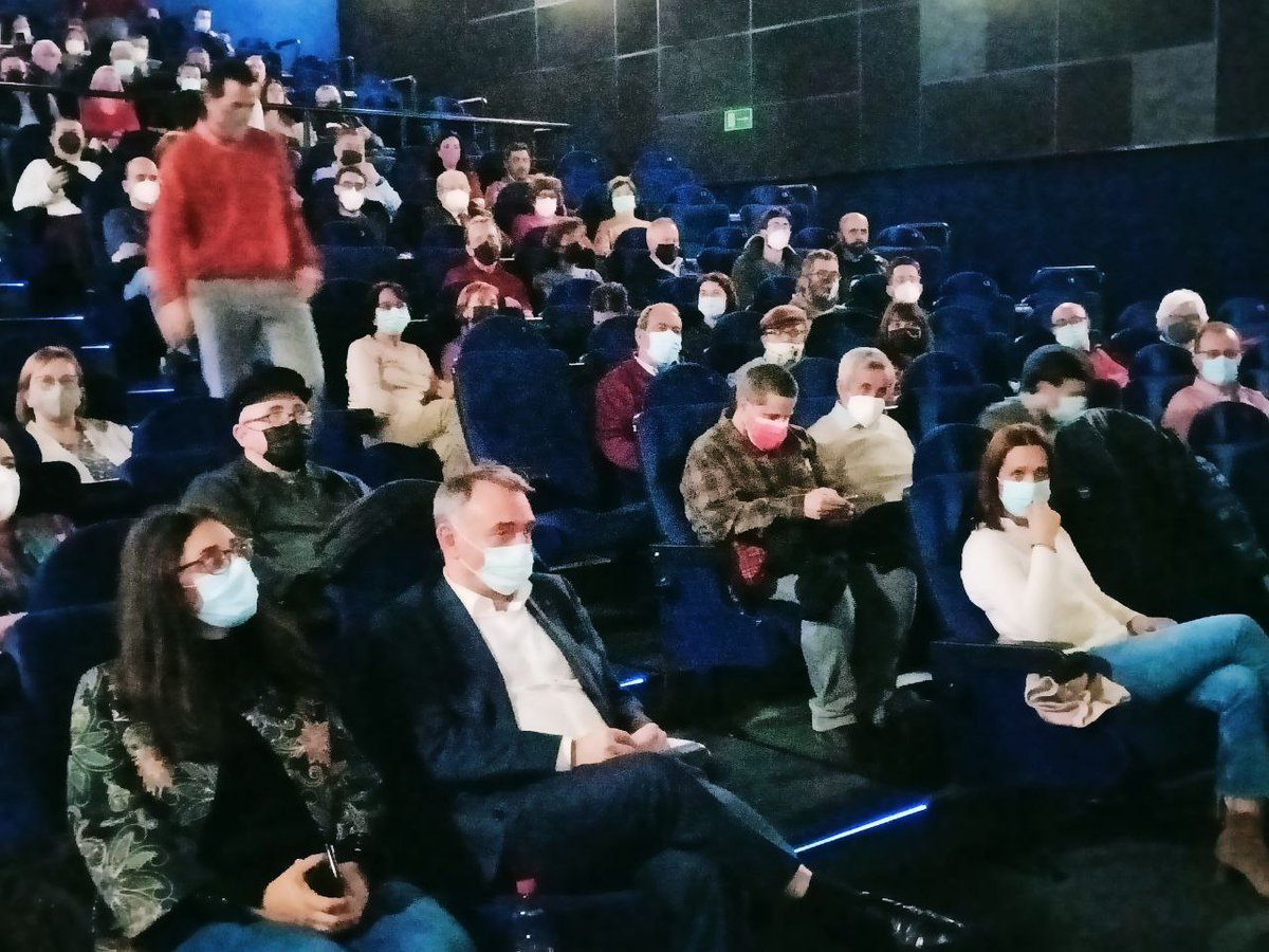 pcacordoba's tweet photo. Anoche vibramos en el estreno de #PariasDeLaTierra, sentimos orgullo de nuestro Partido, del @elpce, así como de la presencia de @EnriqueSantiago entre nosotras
#HayPartido
#OrgulloDePartido
#SomosComunistas ✊ https://t.co/adkBKc6dhz