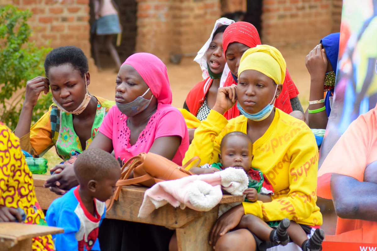 DrawASmileUG's tweet photo. THREAD!

The other week, @sashaferguson12 led the rest of our team to Iganga, to empower young women and girls who have dropped out of school due to early pregnancies. 

#DrawASmileUG
#LeaveNoGirlBehind 

📸 : @kabderrick https://t.co/8WWU7zFZ10
