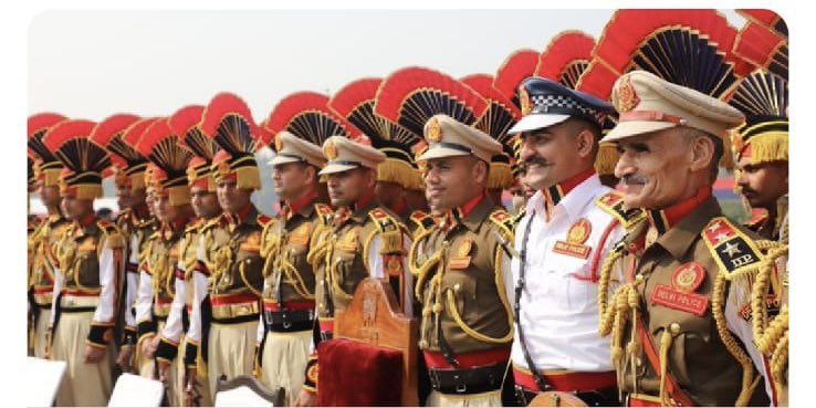 दिल्ली पुलिस का हीरा

Inspector Hira Lal is 59 years young and was one of the prime attractions of the 75th Delhi Police Raising Day functions when he led a platoon in the parade. 

Hira Ji’s zeal and enthusiasm to serve is contagious and fills you with pride for khaki .