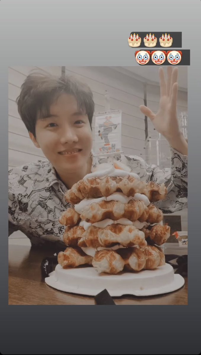 btsinthemoment's tweet photo. [uarmyhope] instagram story 

🐿🎂🎂🎂
🤡🤡🤡 https://t.co/7MNHoiiBq4