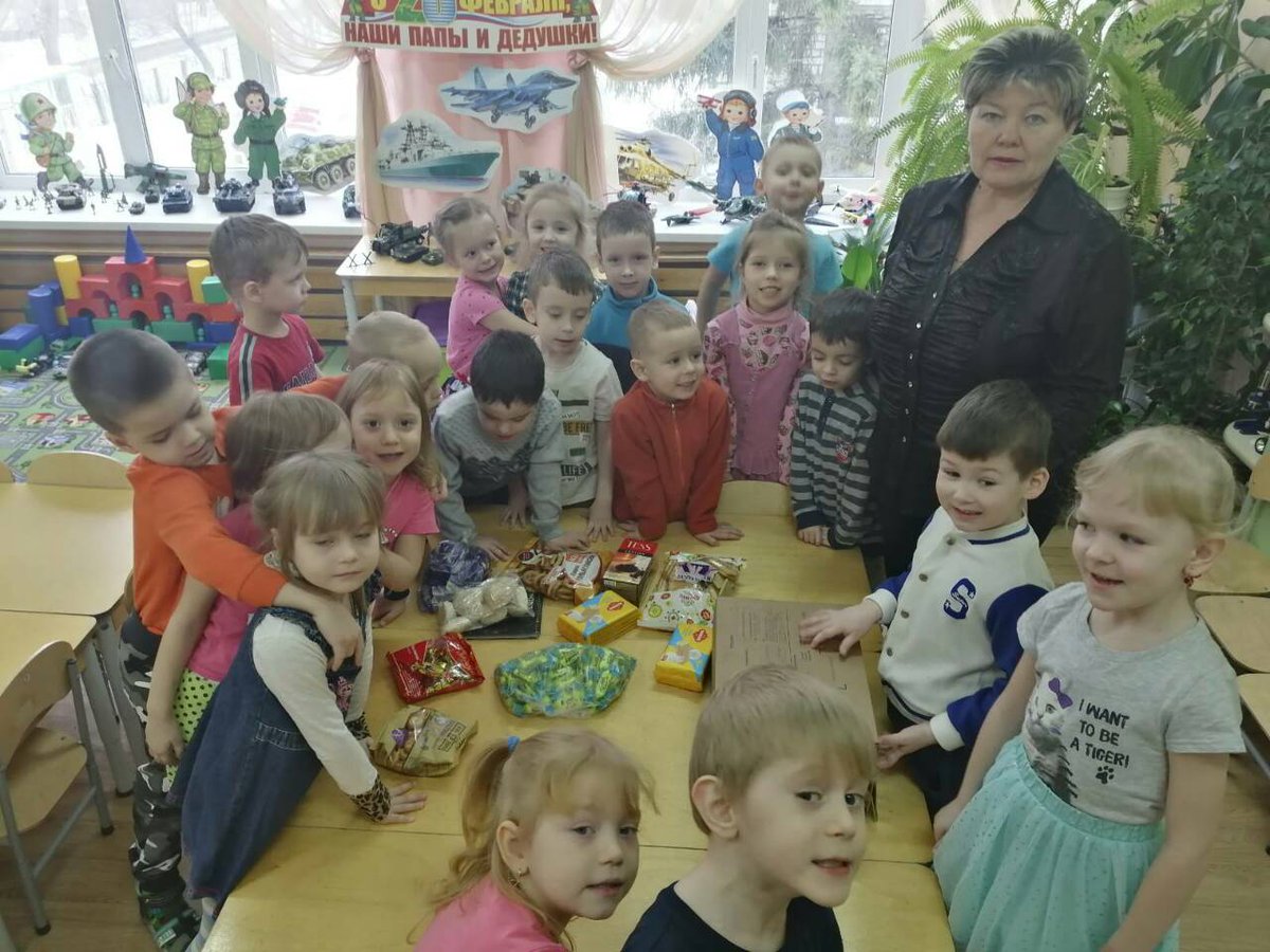 detsad282samara's tweet photo. Педагоги, родители и воспитанники групп - участников Акции собрали и отправили посылки солдатам срочной службы, в настоящий момент они проходят службу в рядах армии России. 👮‍♀️👨‍✈️👩‍✈️🇷🇺🇷🇺🇷🇺 https://t.co/0PRoWen0Bq