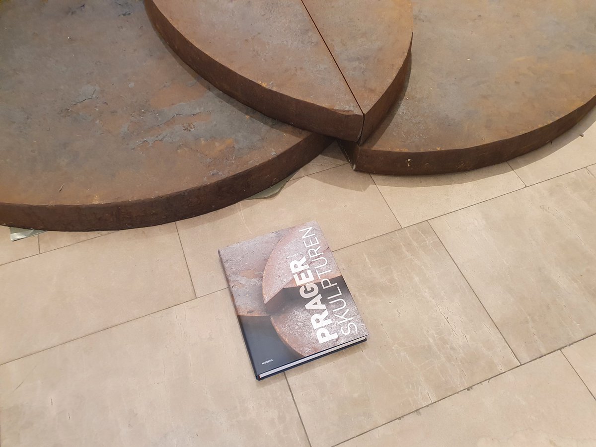 ArieHartogHB's tweet photo. Werkverzeichnis HG Prager zur Ausstellung @MarcksHaus #bremen 
Dickes Buch vs 3500 Kilo Stahl. #Kunstgeschichte #Skulptur https://t.co/VDzKTNfn2P