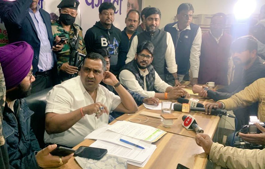 rajeshsinhaiyc's tweet photo. कांग्रेस पार्टी आम लोगों की समस्याओं के निवारण के लिए पप्रतिबद्ध है। 'जन सुनवाई'  कार्यक्रम के माध्यम से कांग्रेस मुख्यालय में  मननीय स्वास्थ मंत्री श्री @BannaGupta76 जी ने सैकड़ों समस्याओं का निपटारा किया। https://t.co/O7zBDjKOYS