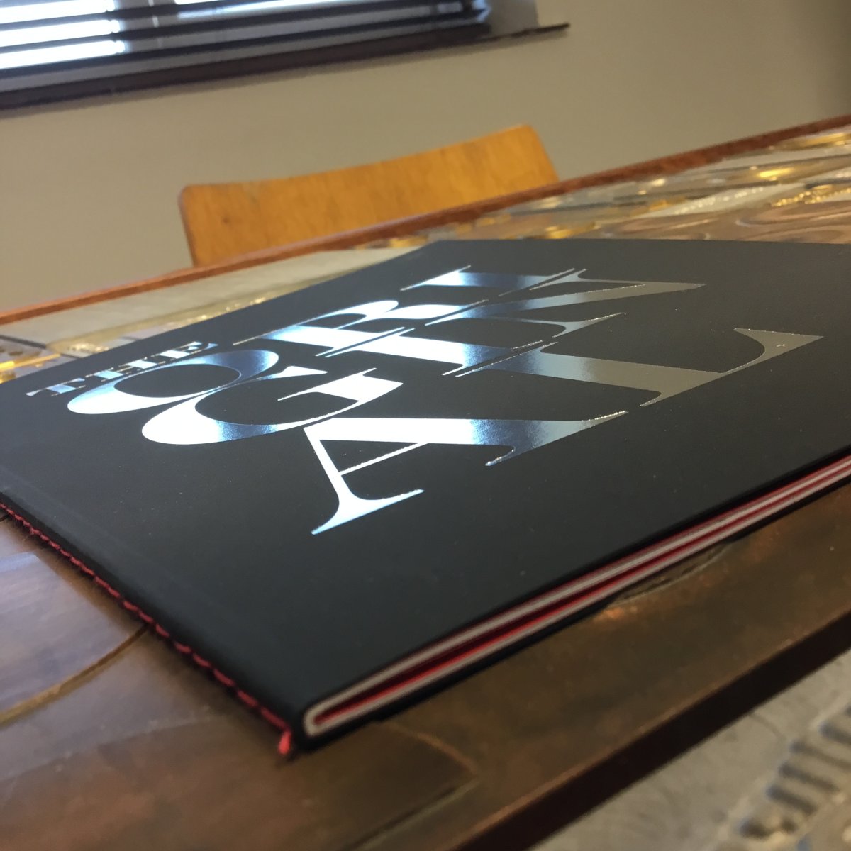 EmtonePrint's tweet photo. #emtonefoilingfriday
Foil: Stellar Silver 6420 from Foilco.
Paper: Curious Matter Truffle Black 380gsm from Arjowiggins Creative
#creativeprocess #foiling #creativepaper #curiousmatter #foilco #arjowiggins #silverfoil #emtoneprint #propergood https://t.co/ykU5p0NBF7