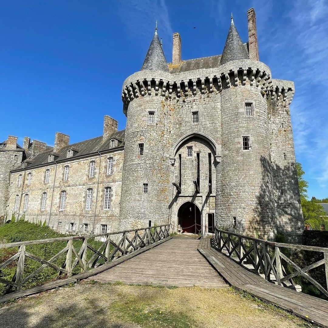 DartagnansFR's tweet photo. 🏰🇫🇷 Le château de Montmuran, monument de forte importance historique pour la région #Bretagne, est situé sur la commune #LesIffs, en #IlleEtVilaine. Il fait l’objet d’un classement au titre des monuments historiques depuis le 17 septembre 2003. 
📷@k3rgornic https://t.co/G7MIeTdups