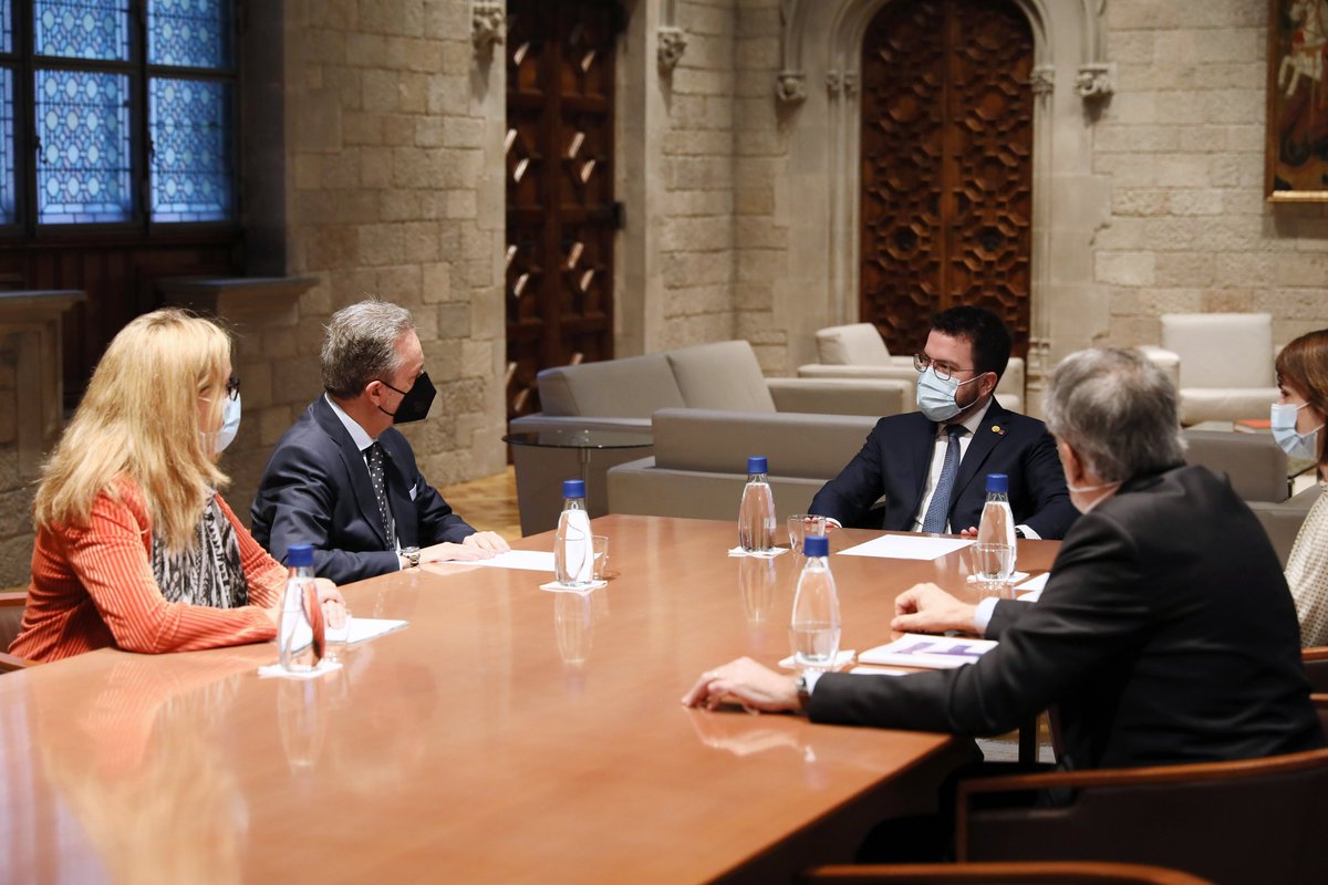 📸 El degà <a href="/cpuigdetravy/">Carlos Puig de Travy</a>, la vicedegana <a href="/afitob/">Àngels Fitó</a> i el gerent <a href="/Mauricioliveriu/">Maurici Olivé Riu</a> s’han reunit aquest matí amb el #president del <a href="/govern/">Govern de Catalunya</a> <a href="/perearagones/">Pere Aragonès i Garcia</a> per presentar-li la nova junta de govern d'<a href="/economistescat/">Col·legi d'Economistes de Catalunya</a> i intercanviar impressions sobre l'actualitat econòmica i empresarial