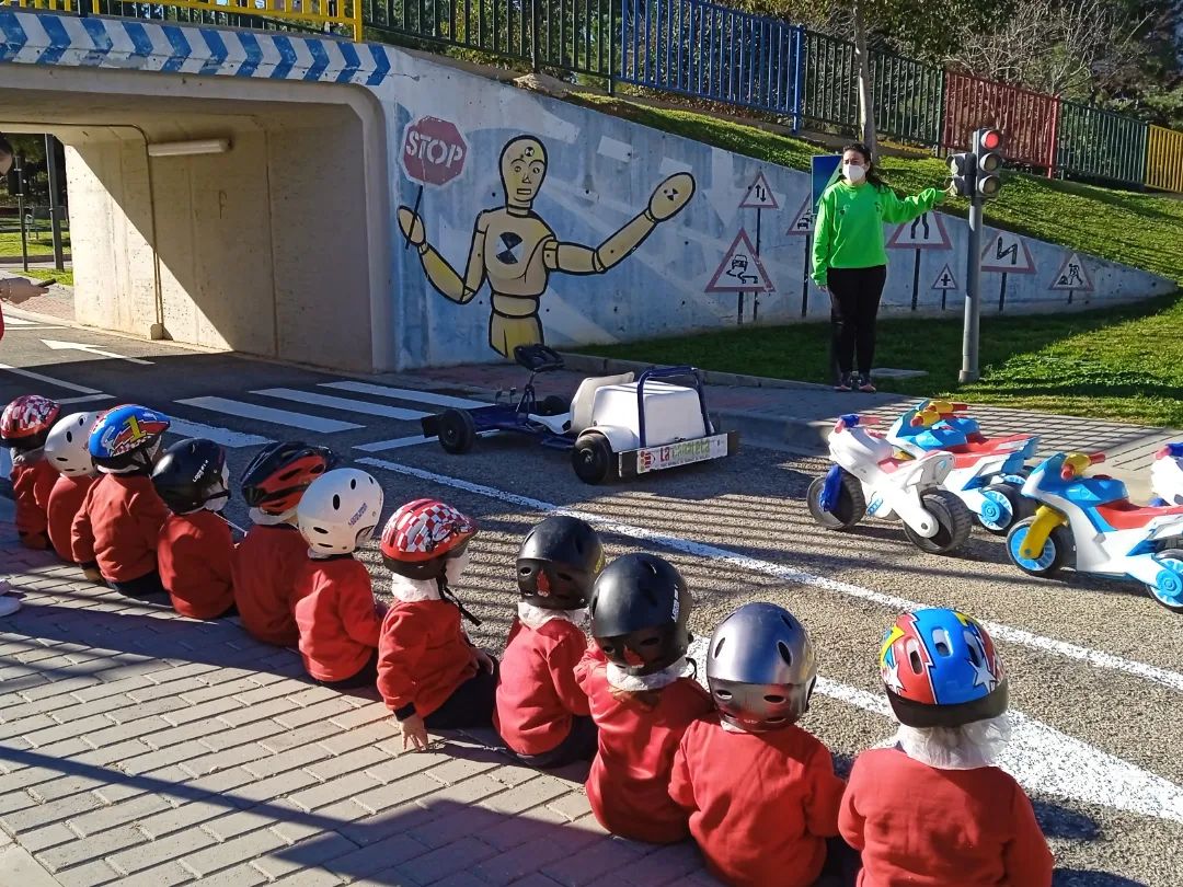 GrupAnimat1's tweet image. La #EducacionVial puede trabajarse desde las etapas más tempranas, y para muestra, un botón 🧡😍
#Animat_Style #ExcursionesEscolares #PITM #Mislata #AnimacionInfantil #Colegios #Niños #Niñas #Monitores #Monitoras #Animat #Nemasa