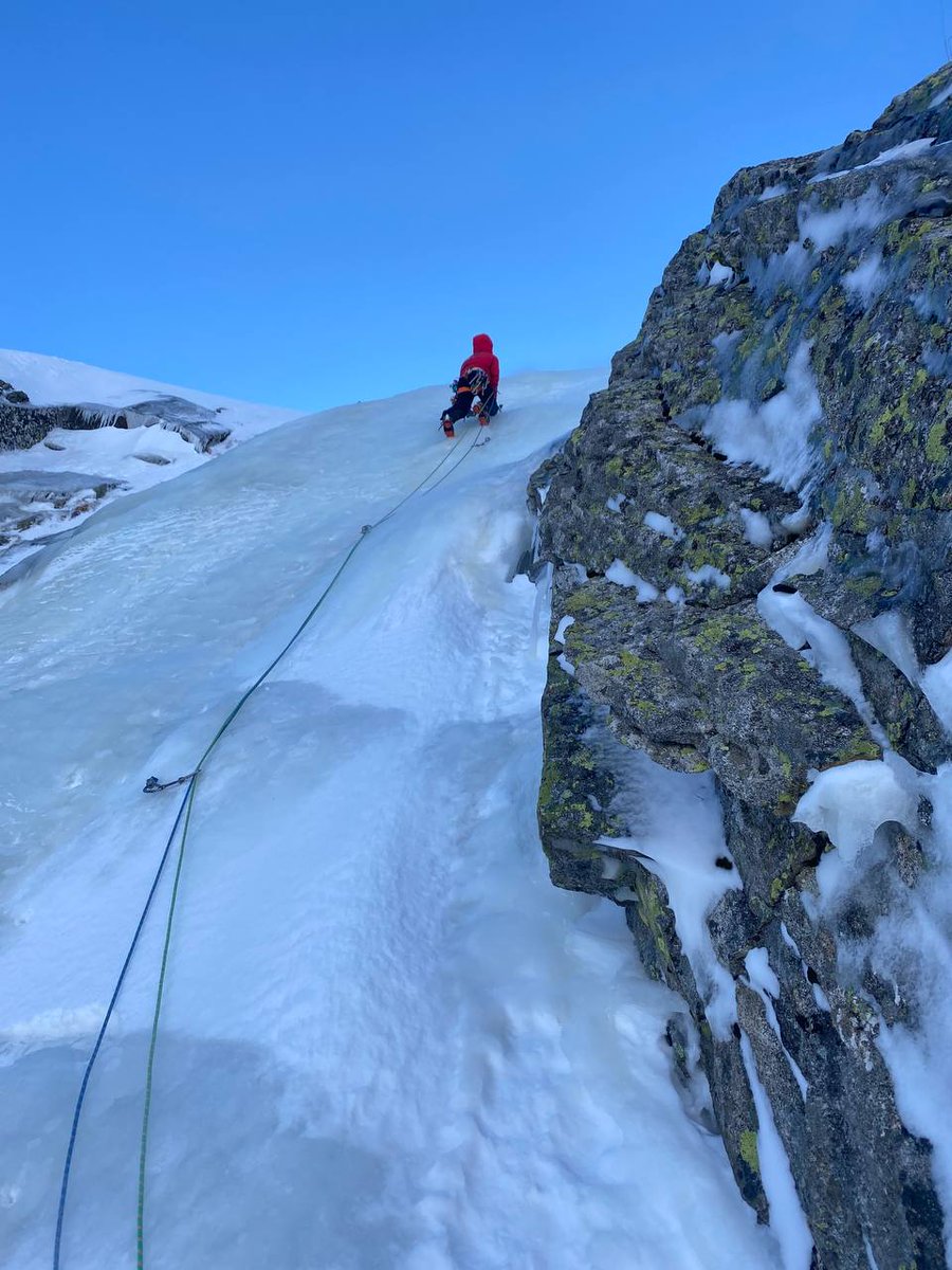pompiers_aran's tweet photo. Aprofitan es condicions meteorologiques, eth #GRMValdAran a realizat pratiques d’escalada e progression en gèu ena zòna dera #Talhada ena Val de Molières.
@conselharan #practiques #seguretat #rescat #montanha https://t.co/yGCP51pvlu