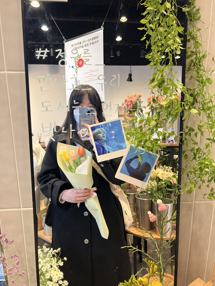 dae_un_5bok's tweet photo. #정우를_만나고_우리_도시는_언제나_빛나
#데일리덕
내부도 정말 이쁘고 꽃도 정말 이뻤어요^_^ 사장님도 너무 친절하셔서 좋았습니다💚💚 https://t.co/axAIyBsK72